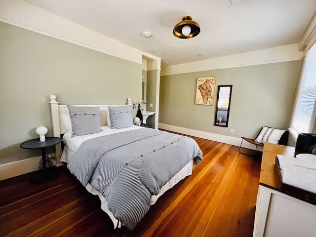 Standard Room, 1 Queen Bed, Shared Bathroom