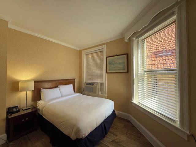 Standard Room, 1 Queen Bed