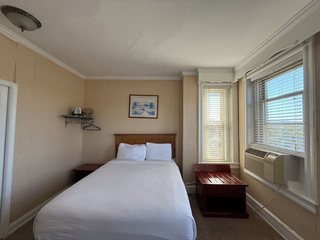 Standard Room, 1 Queen Bed