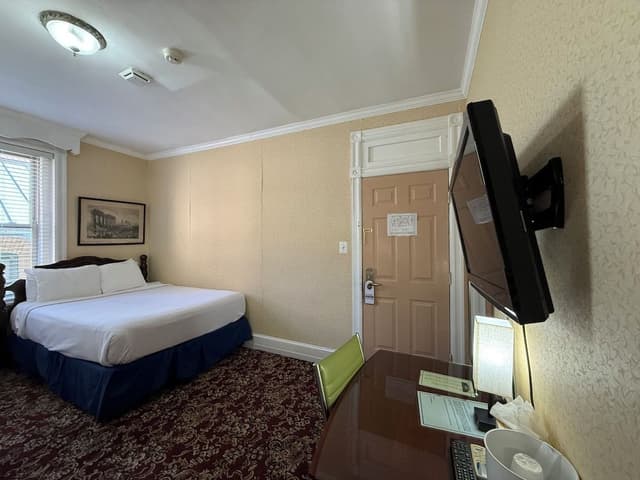 Standard Room, 1 Queen Bed