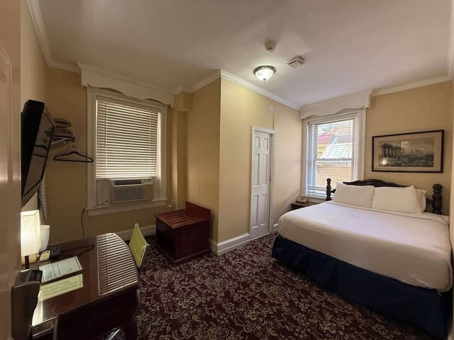 Standard Room, 1 Queen Bed