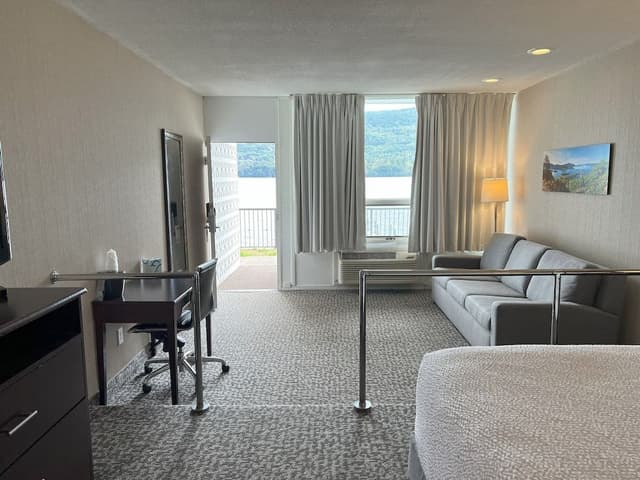 Lakefront Room 1 King Bed