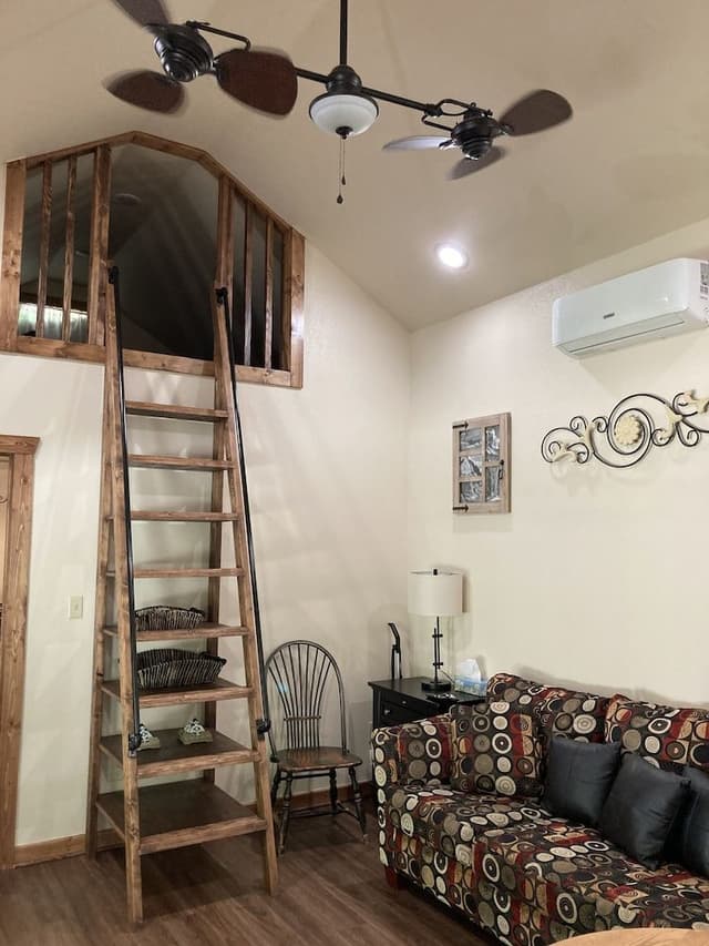 Creekside Lodge Treehouse #10