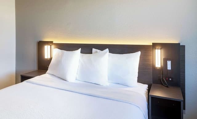 Standard Room, 1 Queen Bed, Accessible, Non Smoking