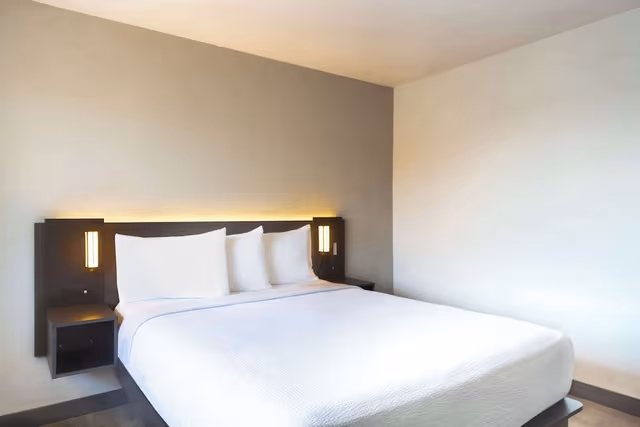 Deluxe Room, 1 Queen Bed, Non Smoking, Refrigerator & Microwave