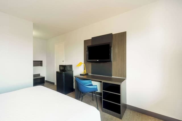 Deluxe Room, 1 Queen Bed, Non Smoking, Refrigerator & Microwave