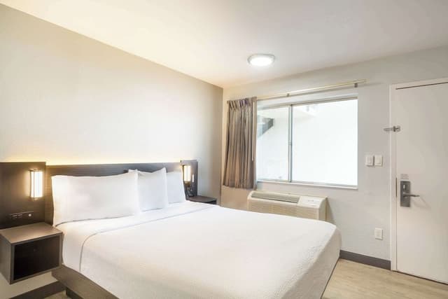 Standard Room, 1 Queen Bed, Accessible, Non Smoking