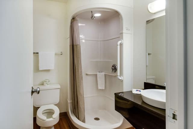 Deluxe Room, 1 Queen Bed, Non Smoking, Refrigerator & Microwave