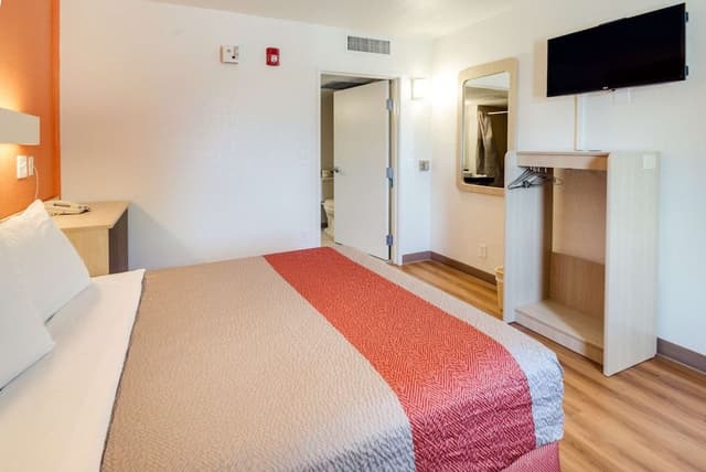 Standard Room, 1 Queen Bed, Accessible, Non Smoking