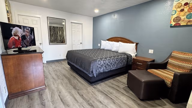 Basic Studio, 1 King Bed, Kitchen