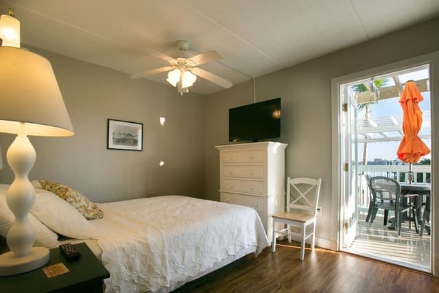 Bayside Queen Suite w/ Balcony (NO PETS)
