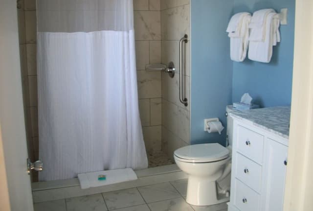 Bayside Queen Suite w/ Balcony (NO PETS)