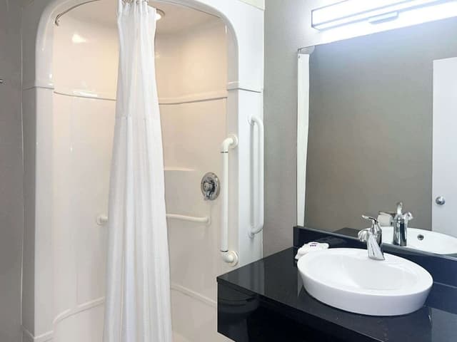 Deluxe Room, 1 Queen Bed, Non Smoking, Refrigerator & Microwave