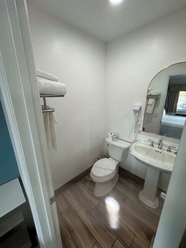 Standard Room, 1 King Bed