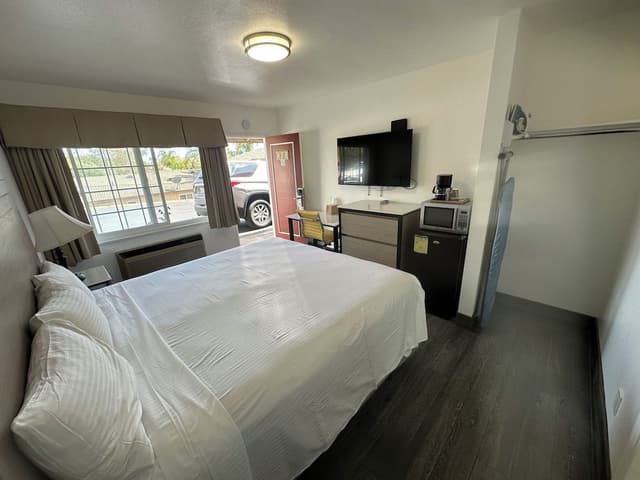 Standard Room, 1 King Bed