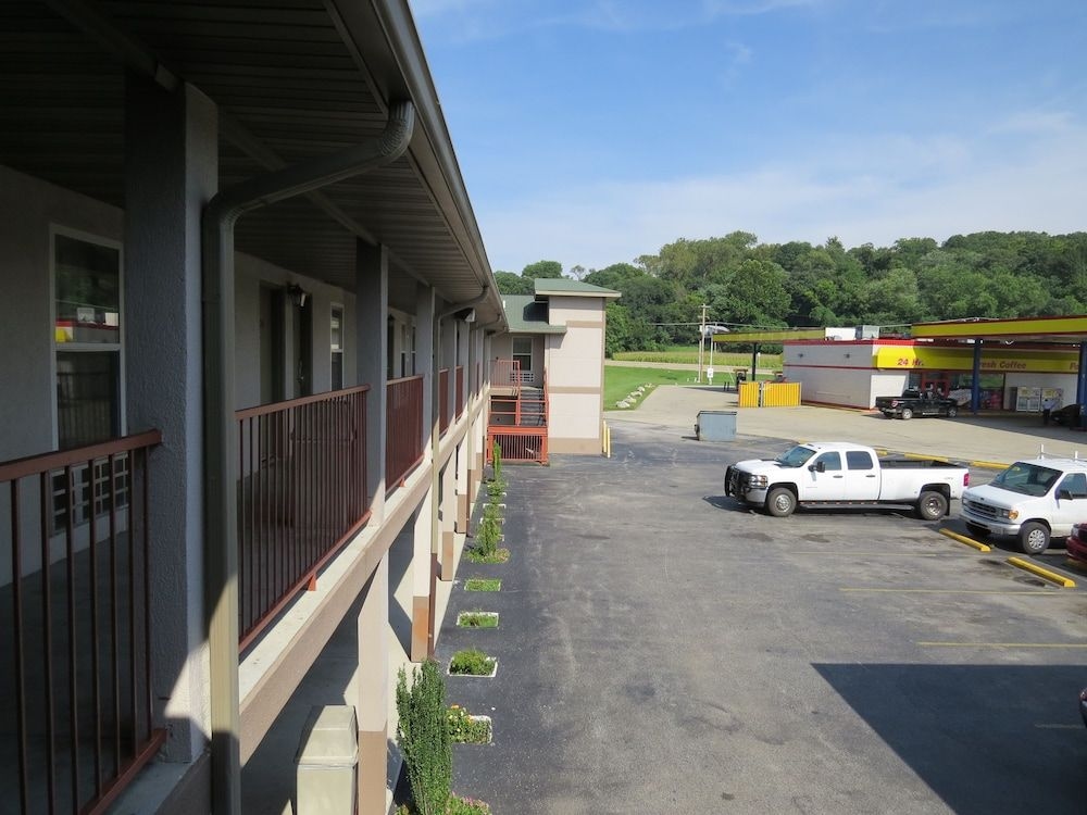 FIRST WESTERN INN CASEYVILLE4