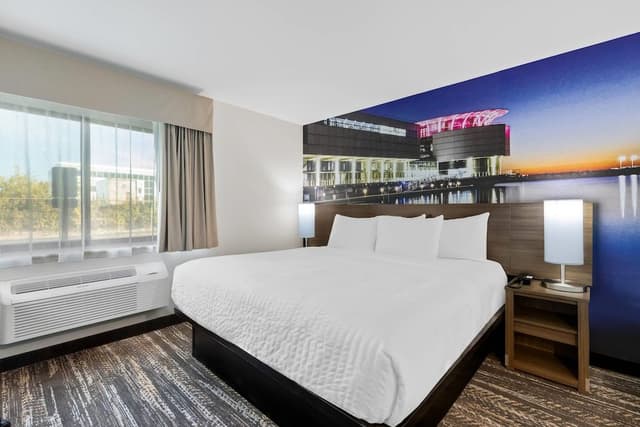 Senior Room, 1 King Bed, Accessible, Non Smoking