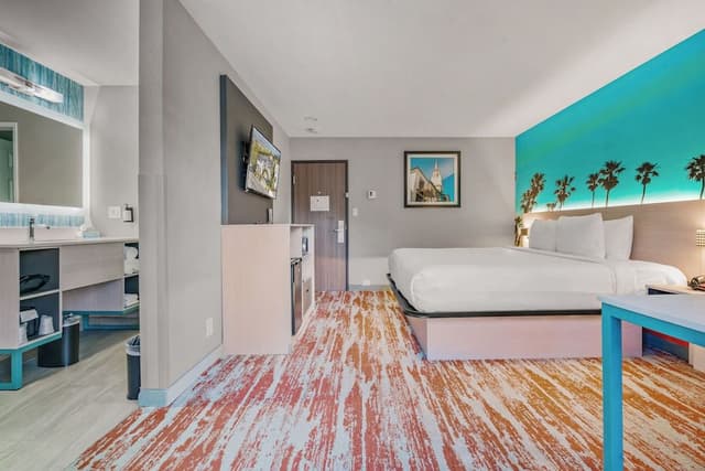 Deluxe Room, 1 King Bed, Balcony (Deluxe King with Balcony)