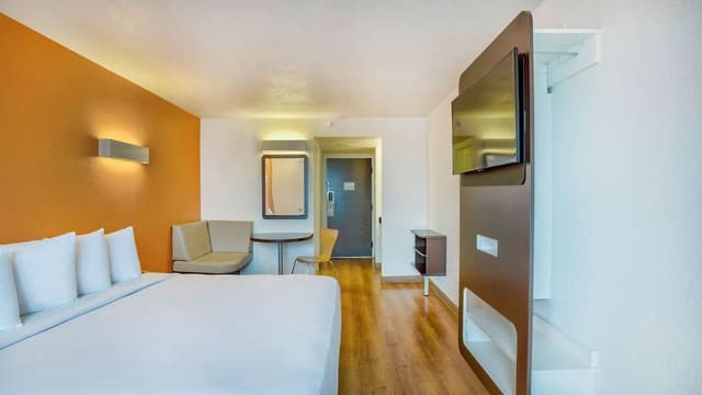 Standard Room, 1 Queen Bed, Accessible, Non Smoking