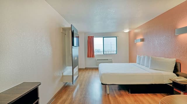 Standard Room, 1 Queen Bed, Accessible, Non Smoking