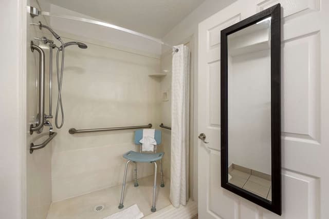 Standard Room, 2 Queen Beds, Accessible, Bathtub