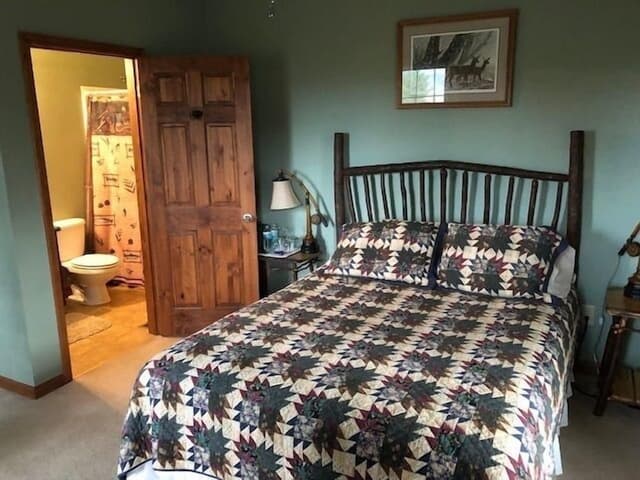 Deluxe Double Room, Ensuite (Springer Mountain Room)