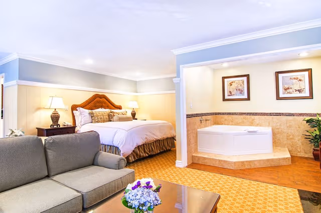 Premium Suite, 1 King Bed, Jetted Tub