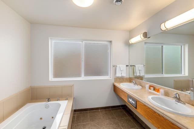 Deluxe Double Room, 2 Queen Beds, Non Smoking, Jetted Tub