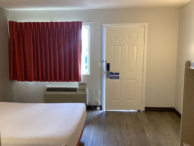 Deluxe Room, 1 Queen Bed, Non Smoking, Refrigerator & Microwave