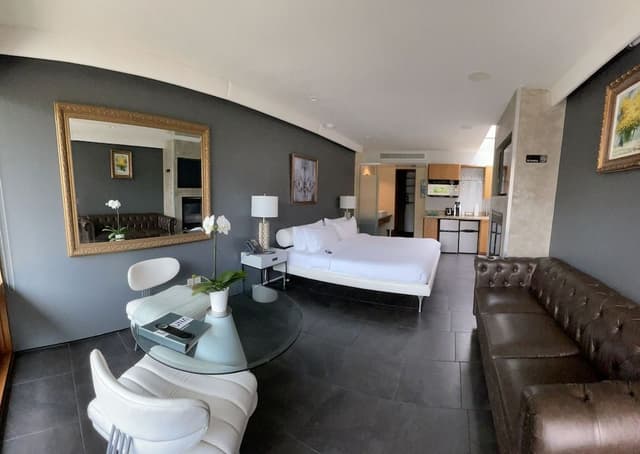 Deluxe Room, 1 King Bed (North Building)