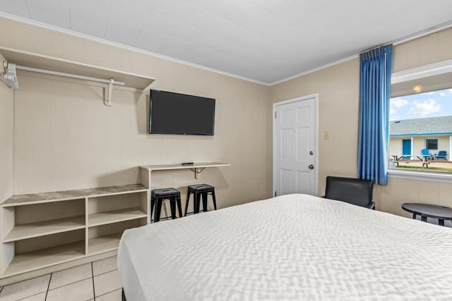 Standard Room, 1 Queen Bed, Courtyard View