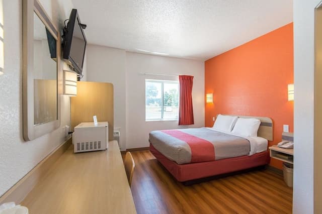 Deluxe Room, 1 Queen Bed, Accessible, Non Smoking