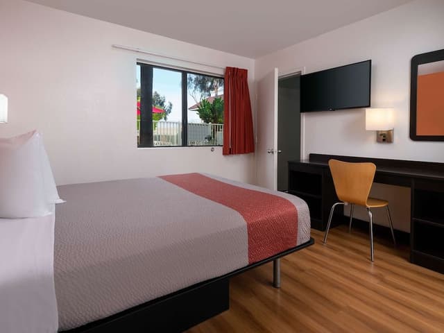 Deluxe Room, 1 Queen Bed, Accessible, Non Smoking