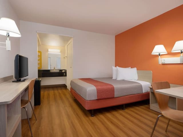 Deluxe Room, 1 Queen Bed, Accessible, Non Smoking