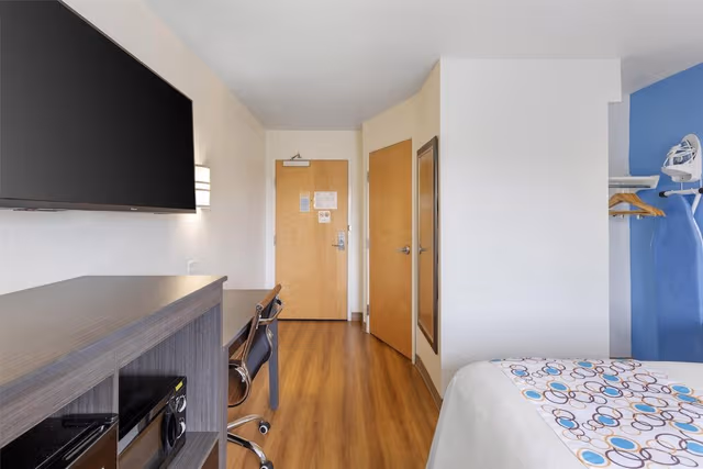 Standard Room, 1 Queen Bed, Non Smoking, Refrigerator & Microwave