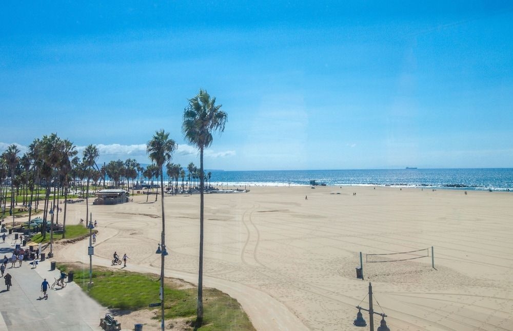 Venice Breeze Suites0