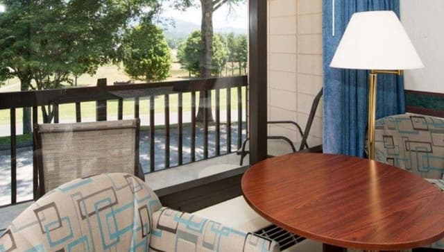 Queen with Whirlpool, Terrace, Fireplace