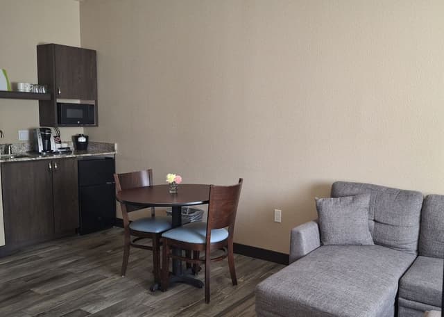 Premium Suite, 1 Queen Bed with Sofa bed, Accessible