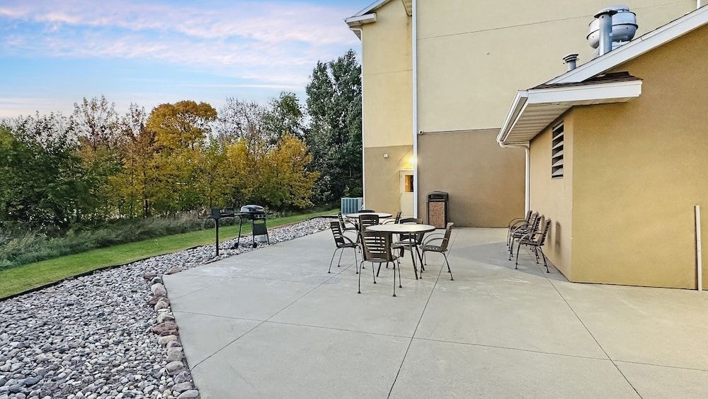 Estherville Hotel & Suites2