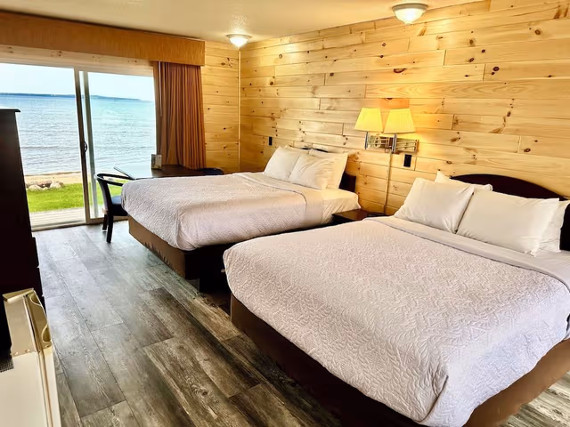 Deluxe Room, 2 Queen Beds, Lakefront, Bridgeview
