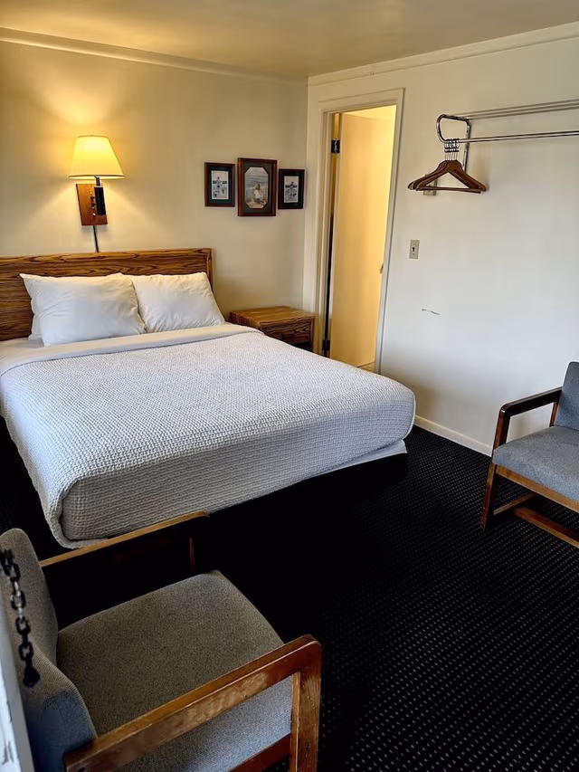 Economy Room, 1 Queen Bed, Courtyard View