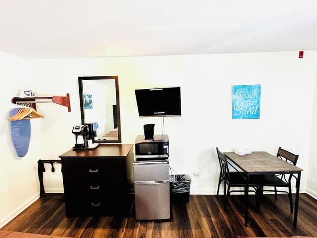 Economy Quadruple Room, 2 Queen Beds