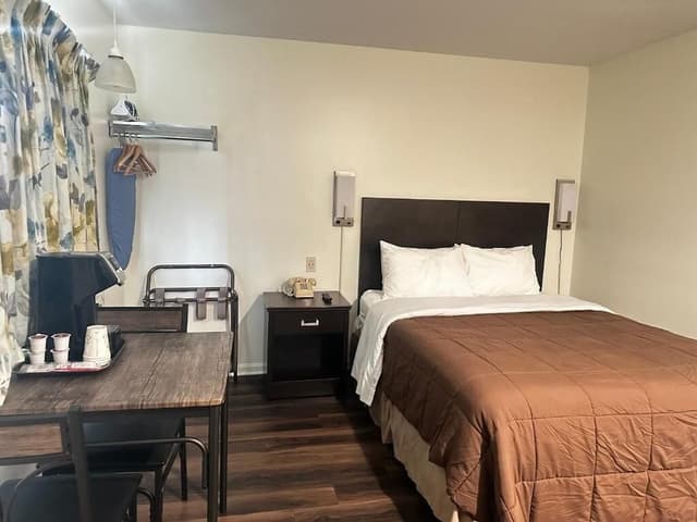 Standard Room, 1 Queen Bed