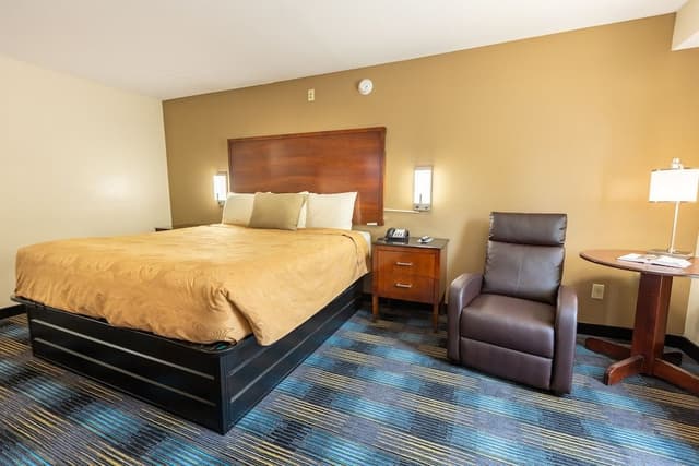 Deluxe Room, 1 King Bed, Non Smoking (accessible)