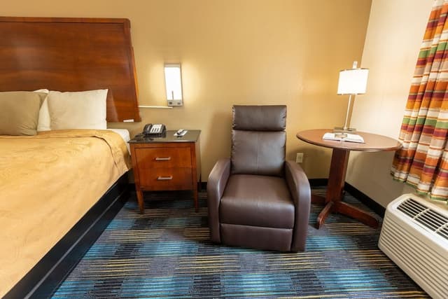 Deluxe Room, 1 King Bed, Non Smoking (accessible)