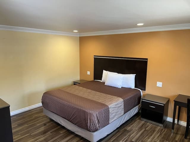 Deluxe Room, 1 King Bed (Non-Smoking/Smoking)