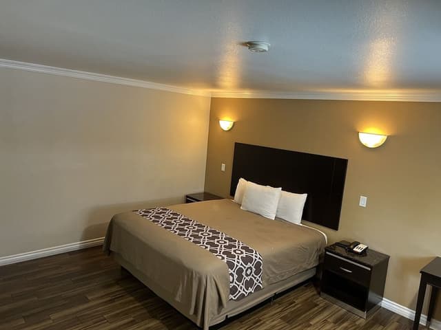 Deluxe Room, 1 King Bed (Non-Smoking/Smoking)