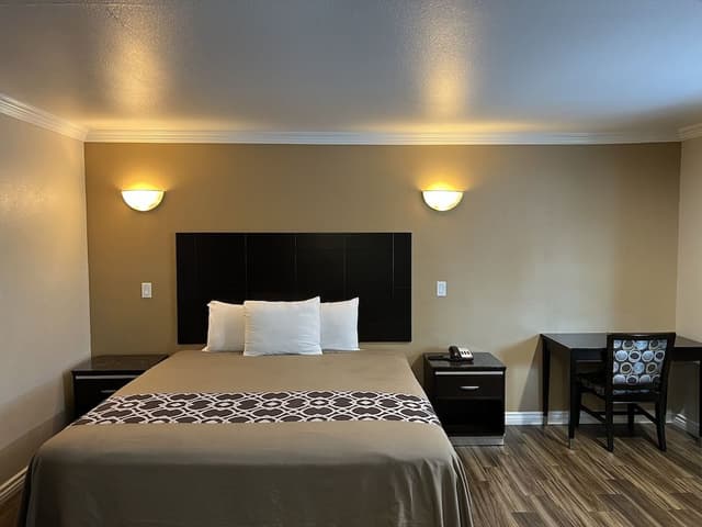Deluxe Room, 1 King Bed (Non-Smoking/Smoking)