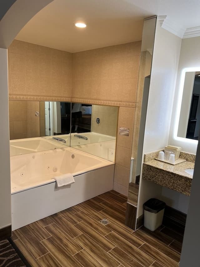 Jetted Spa Suite, 1 King Bed(Non-Smoking)