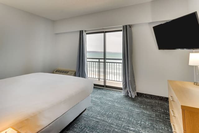 Deluxe Suite, 1 Bedroom, Jetted Tub, Balcony, Beachside